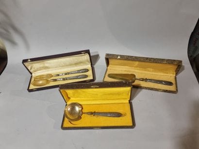 Trois écrins avec couverts en argent fourré...