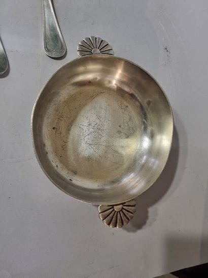 Légumier rond à oreilles en métal argenté....