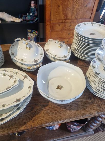 LIMOGES, important service de table en porcelaine...