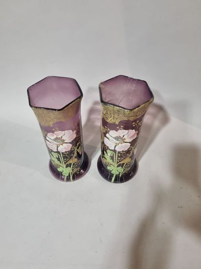 Paire de vases en verre émaillé à décor defleurs
Vers...