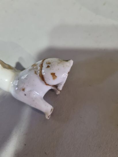 Lot divers comprenant une assiettes en porcelaine...