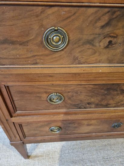 Commode de style Louis XVI ouvrant par trois...