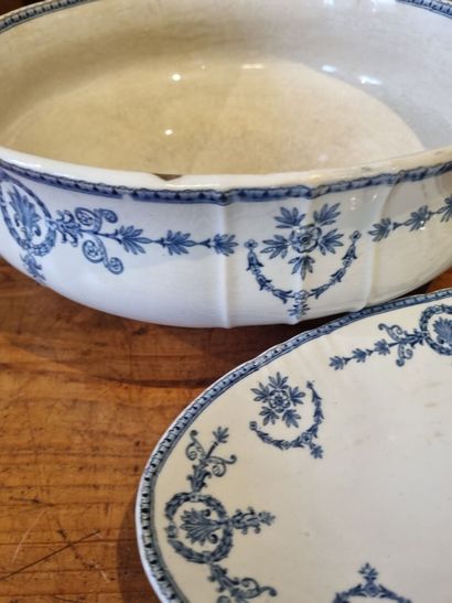GIEN 
Partie de service de table en porcelaine...