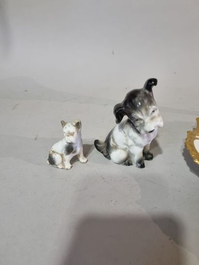 Lot divers comprenant une assiettes en porcelaine...