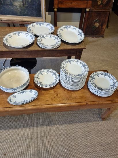 GIEN 
Partie de service de table en porcelaine...