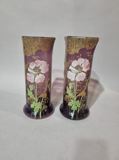 Paire de vases en verre émaillé à décor defleurs
Vers...