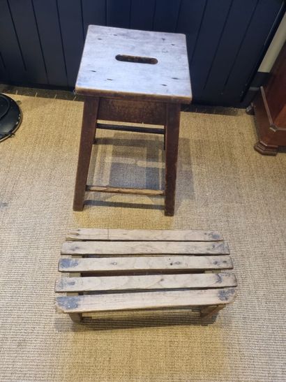 Tabouret en bois naturel reposant sur quatre...
