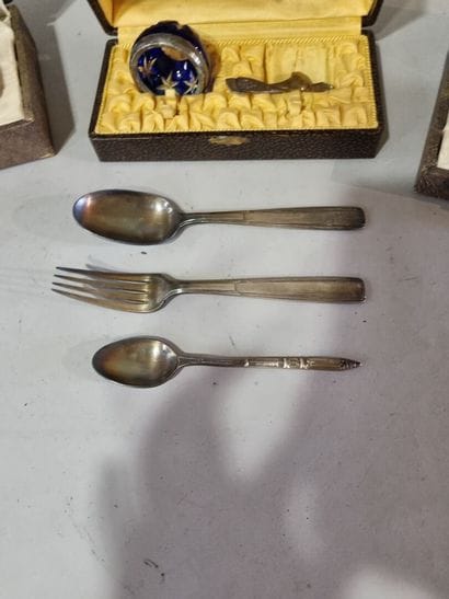 Lot de trois coffrets : saleron, timbale...