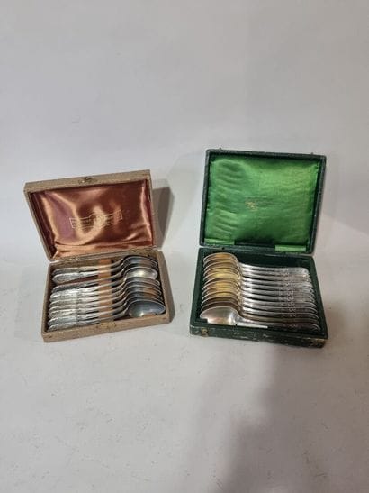 CHRISTOFLE, 12 petites cuillères en métal...