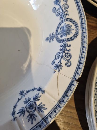 GIEN 
Partie de service de table en porcelaine...