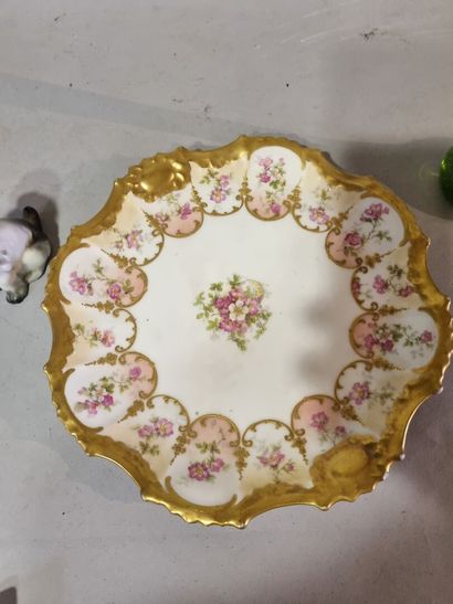 Lot divers comprenant une assiettes en porcelaine...