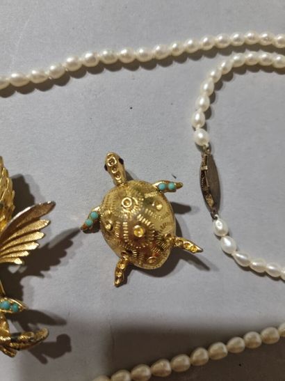 Deux broches en métal doré représentant une...