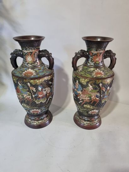 CHINE
 Paire de vases en bronze cloisonné...