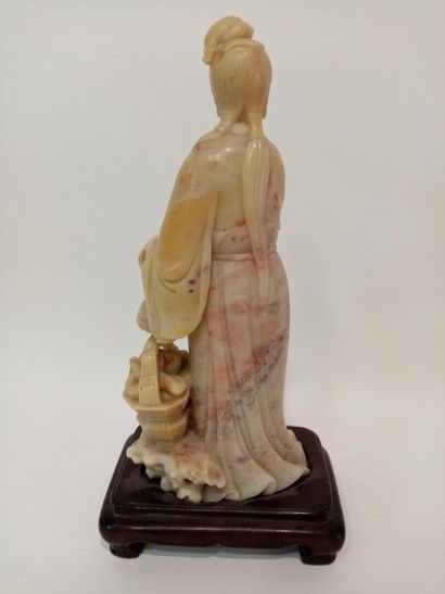 CHINE, Guanniyn en pierre dure sur socle...
