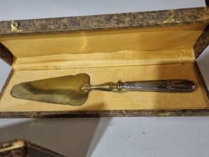 Trois écrins avec couverts en argent fourré...