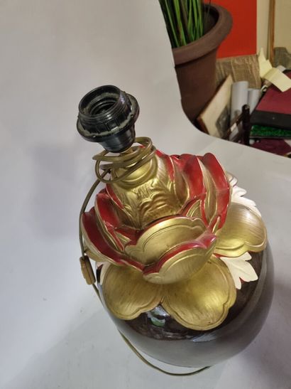 Lampe moderne en faïence à décor de lotus...