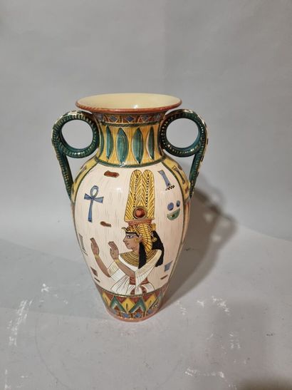 DERUTA 
Vase en faïence polychrome à décor...
