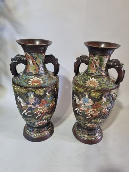 CHINE
 Paire de vases en bronze cloisonné...