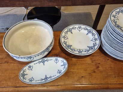 GIEN 
Partie de service de table en porcelaine...