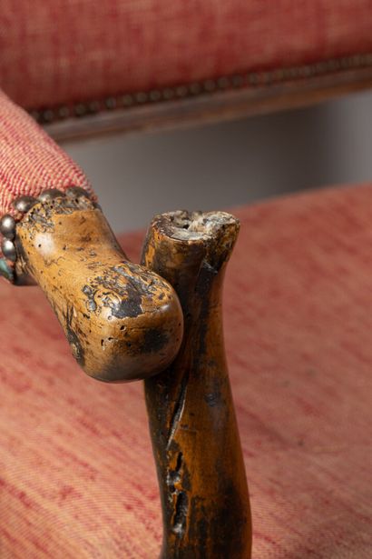 Fauteuil à dossier droit en noyer modèle...