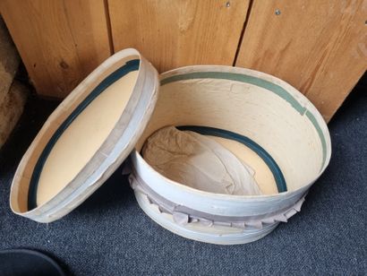 DOUSSON, à Yssingeaux 
Chapeau melon en feutre...
