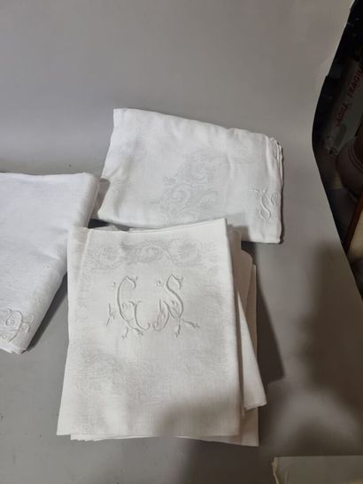 Deux services de table monogrammées brodées...