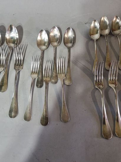 Lot de couverts en métal argenté modèle uniplat...