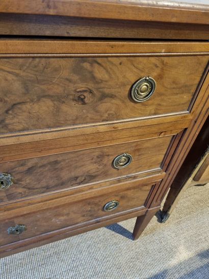 Commode de style Louis XVI ouvrant par trois...