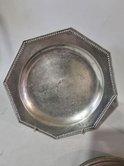 Paire d'assiettes en étain de forme octogonale,...