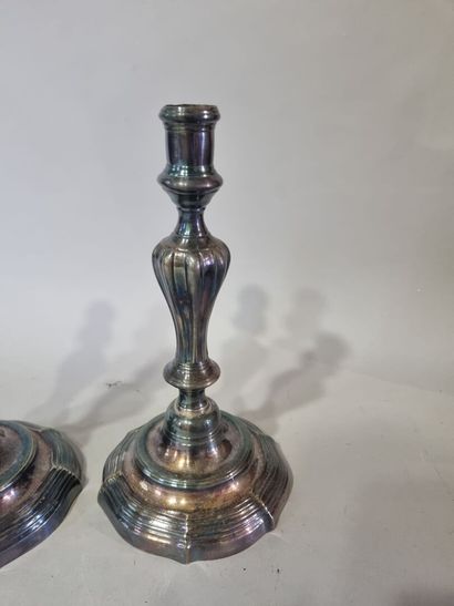 Paire de bougeoirs en métal argenté 
H :...