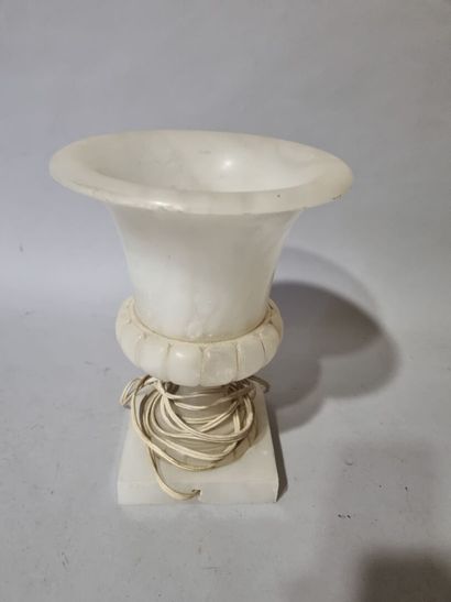 Vase Médicis en albâtre monté en lampe 
H...