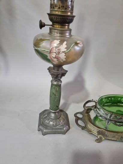 Lampe à pétrole et centre de table en régule...