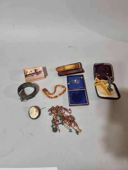 Lot divers dont bijoux, fume cigarette en...