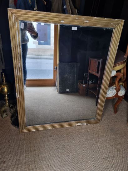 Miroir rectangulaire en stuc doré 
111 x...