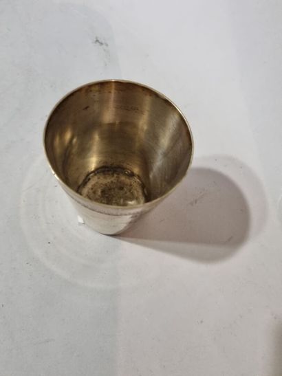 Timbale en métal argenté 
H : 8 cm