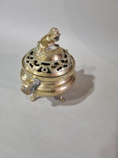 CHINE
Brule-parfum en bronze signé dans un...