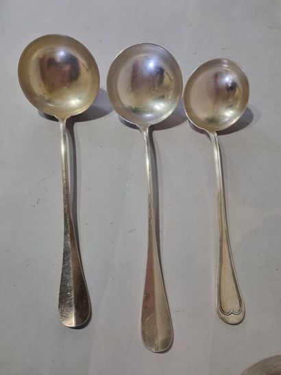 Légumier rond à oreilles en métal argenté....