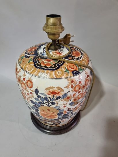 CHINE 
Pied de lampe en porcelaine à décor...