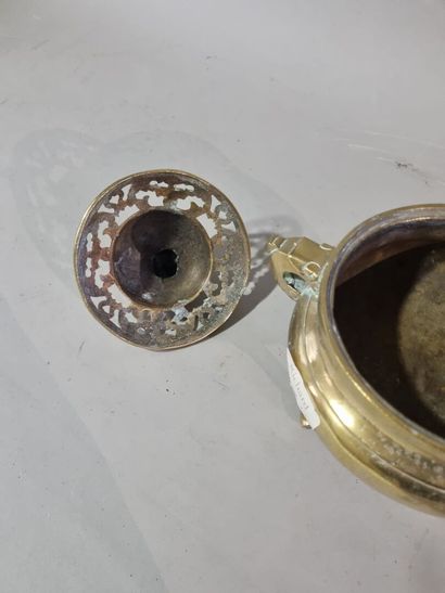 CHINE
Brule-parfum en bronze signé dans un...