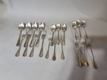 Lot de couverts en métal argenté modèle uniplat...