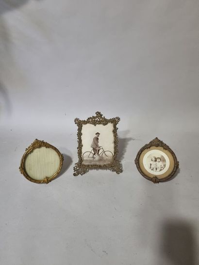 Lot de trois cadres à poser en métal dor...