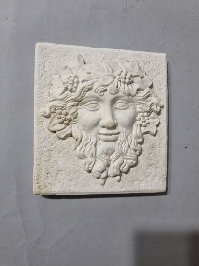 Bas-relief en plâtre représentant Dionysos/Bacchus...