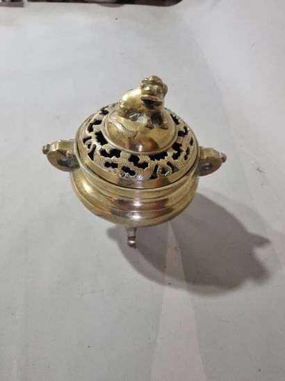 CHINE
Brule-parfum en bronze signé dans un...