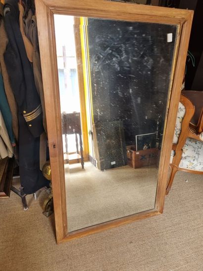 Miroir d'une ancienne porte d'armoire 
133...