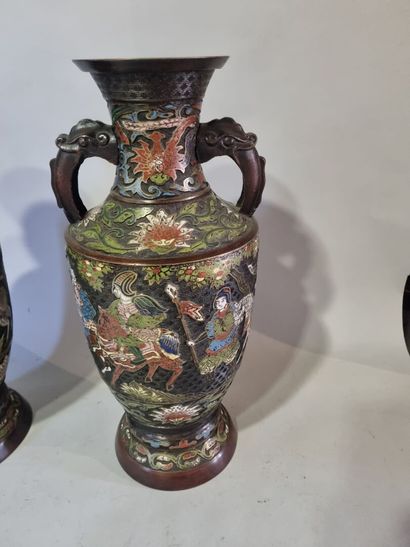 CHINE
 Paire de vases en bronze cloisonné...
