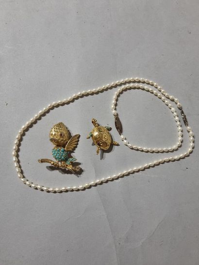 Deux broches en métal doré représentant une...