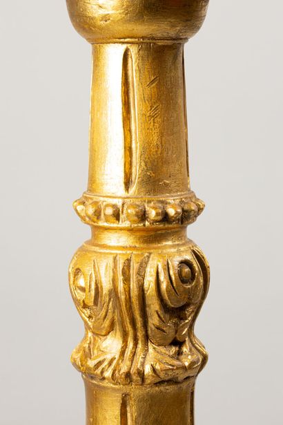 Selette en bois doré et sculpté 
H : 105...