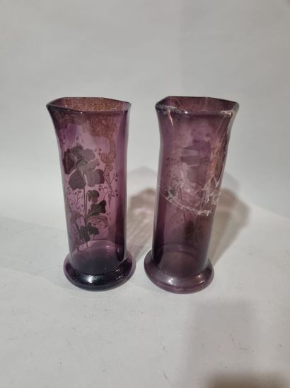 Paire de vases en verre émaillé à décor defleurs
Vers...