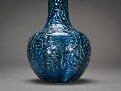 CHINE Vase bouteille en céramique à décor...