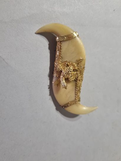TRAVAIL INDIEN 
Broche avec monture en or...